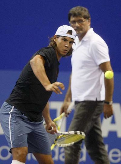 Rafa nadal con su tío entrenando