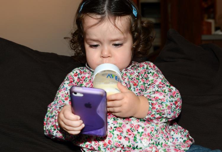 niña mirando móvil 2
