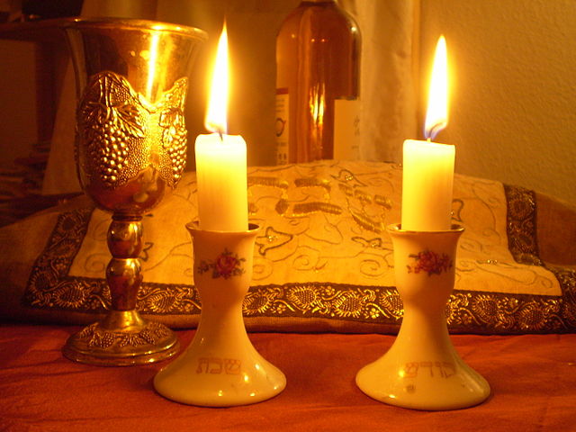 640px-Shabbat_Candles